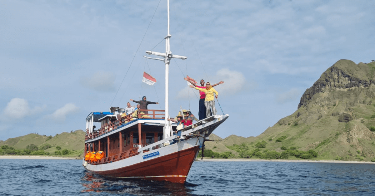 Paket Wisata Pulau Kanawa Days Nights Menggunakan Kapal Kayu Open