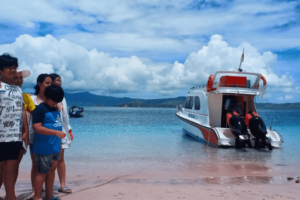 Recreation Packages Kalong Island 1 Day Using Semi Phinisi Boat With Cheap Prices In Komodo, Labuan Bajo, West Manggarai.