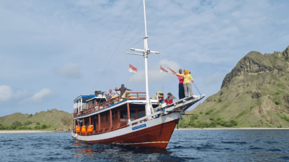 Sightseeing Packages Manta Point One Day Trip Using Semi Phinisi Boat With Cheap Prices In Komodo, Labuan Bajo, West Manggarai.