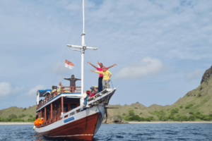 Paket Rekreasi Manta Point 3h2m Menggunakan Kapal Semi Phinisi Dengan Harga Hemat Di Komodo Labuan Bajo Manggarai Barat.