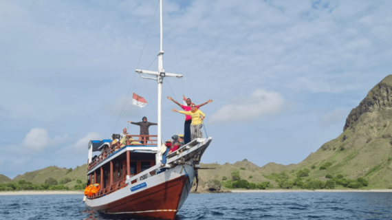 Tour Packages Manta Point Two Days And One Night Using Semi Phinisi Boat With Economical Prices In Komodo, Labuan Bajo, West Manggarai.