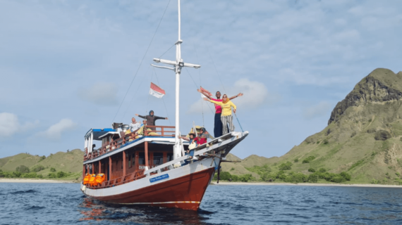 Sailing Packages Pink Beach Three Days And Two Nights Using Open Deck Wooden Ship With Affordable Prices In Komodo, Labuan Bajo, West Manggarai.