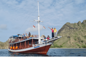 Paket Tur Labuan Bajo One Day Trip Menggunakan Kapal Semi Phinisi Dengan Harga Ekonomis Di Komodo Labuan Bajo Manggarai Barat.