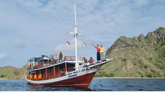 Paket Rekreasi Long Beach 3h2m Menggunakan Kapal Kayu Standart Dengan Harga Murah Di Komodo Labuan Bajo Manggarai Barat.