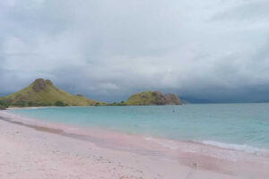 Long Pink Beach Labuan Bajo: Pesona Pantai Pink Terpanjang di Flores