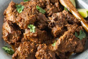 Rendang Daging Khas Minang: Rasa yang Menggugah Selera dan Tips untuk Penderita Hipertensi