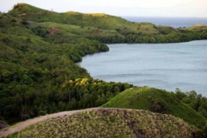Bukit Amelia Labuan Bajo: Spot Terbaik Menikmati Sunset dan Pemandangan Laut