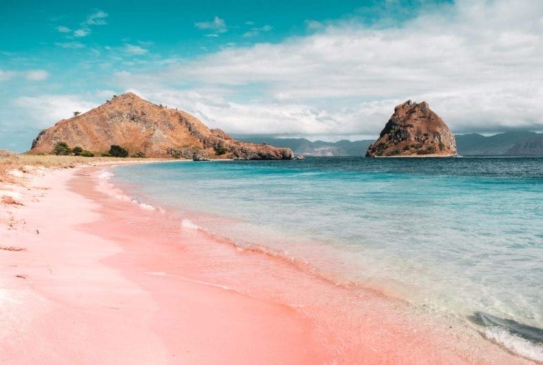 Labuan Bajo Pink Beach pasir pink