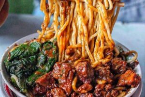 Mie Aceh: Rasa Pedas dan Gurih yang Menggugah Selera