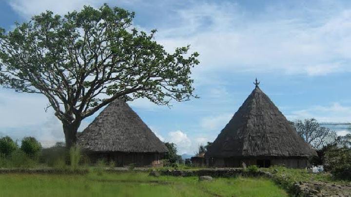 Rumah Adat Mbaru Gendang